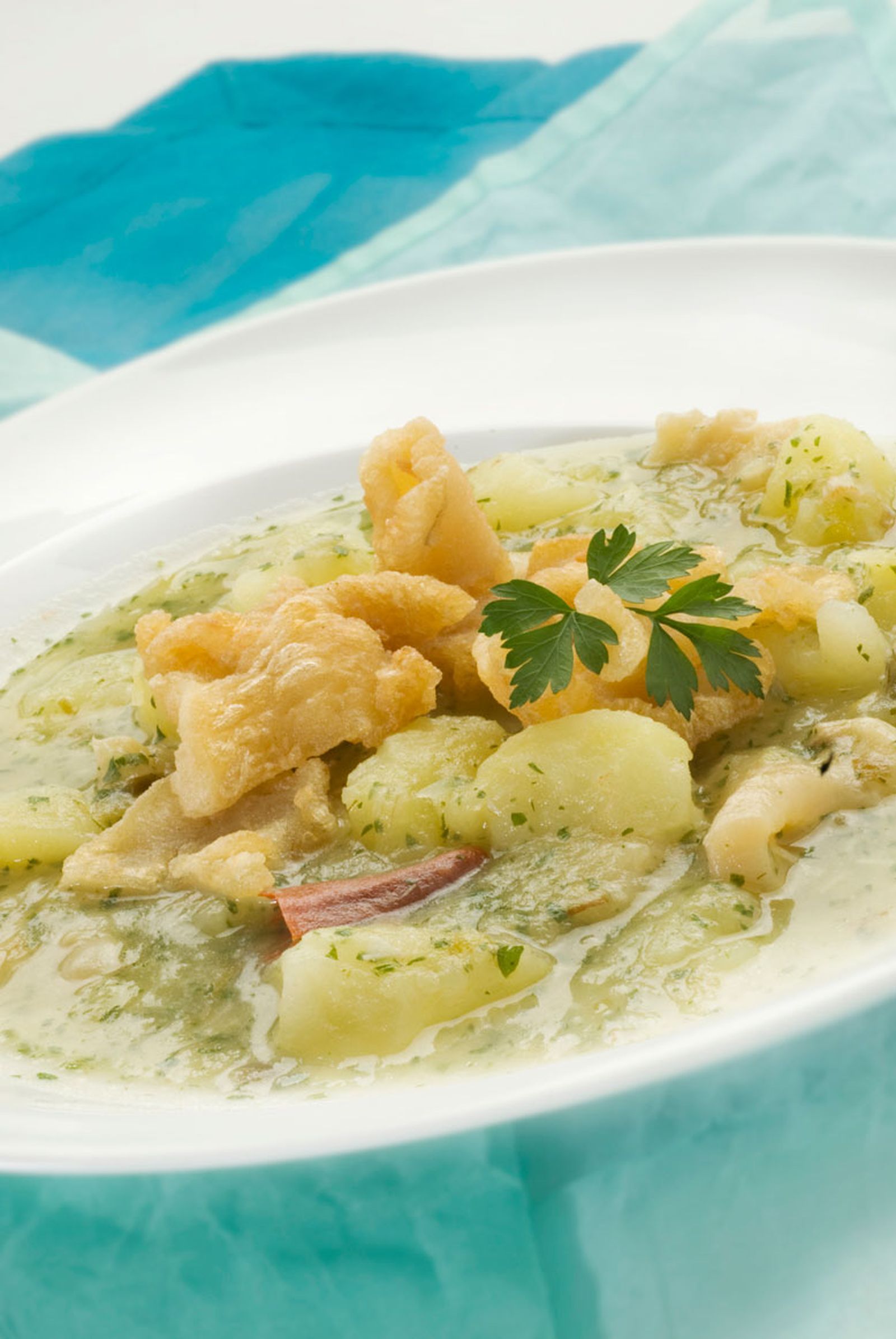 Guiso de patatas en salsa verde con tripas de bacalao Guiso de patatas en salsa verde con tripas de bacalao