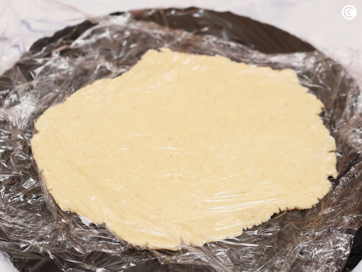 Aplasta las bolas de masa hasta que queden planas