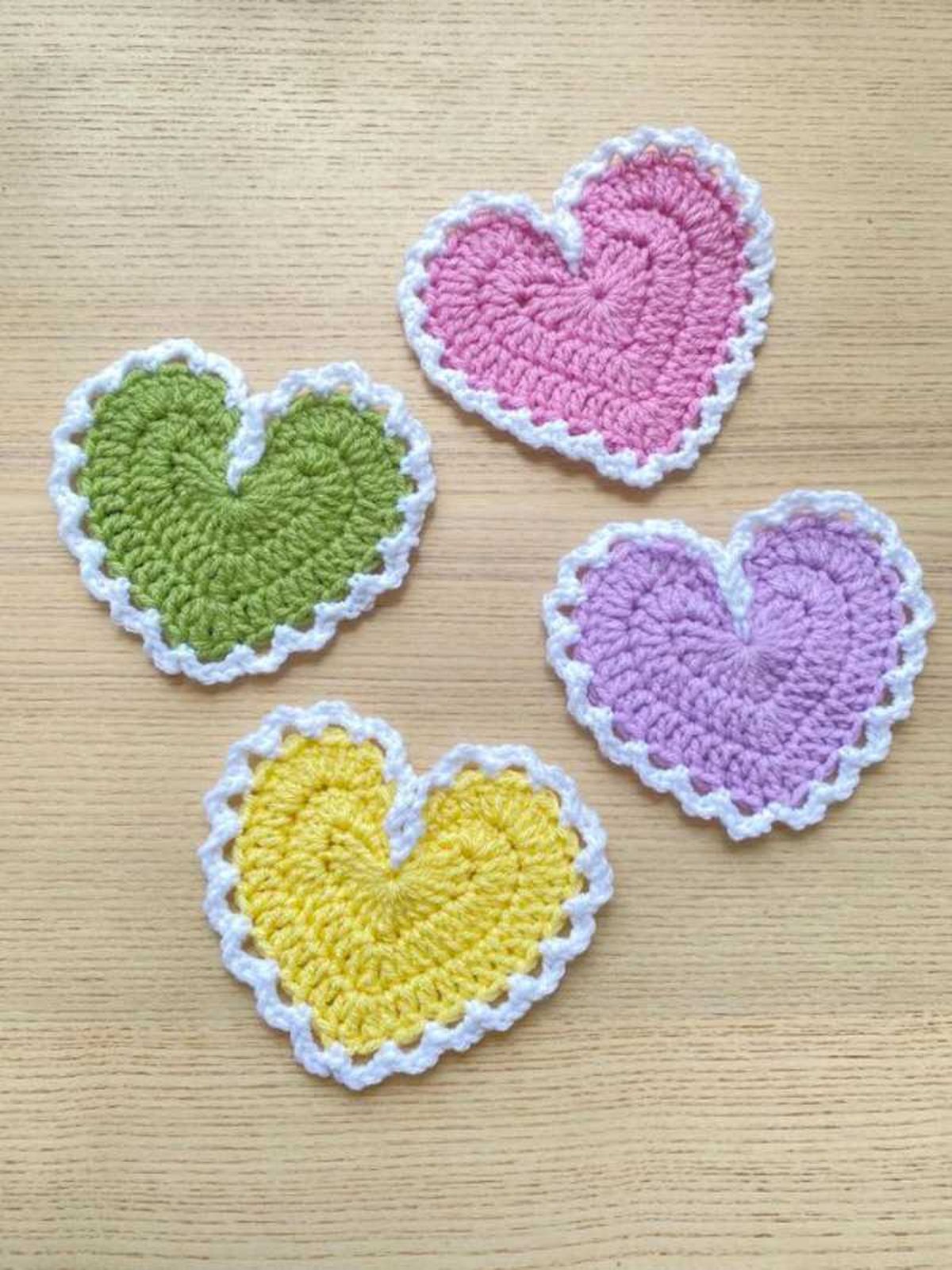 Corazones de crochet con borde decorativo.