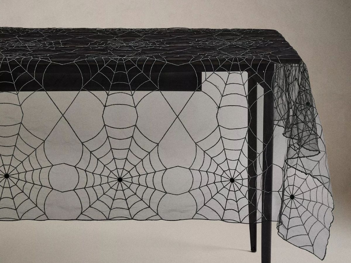Mantel de tul con bordado de telarañas metálicas para Halloween.