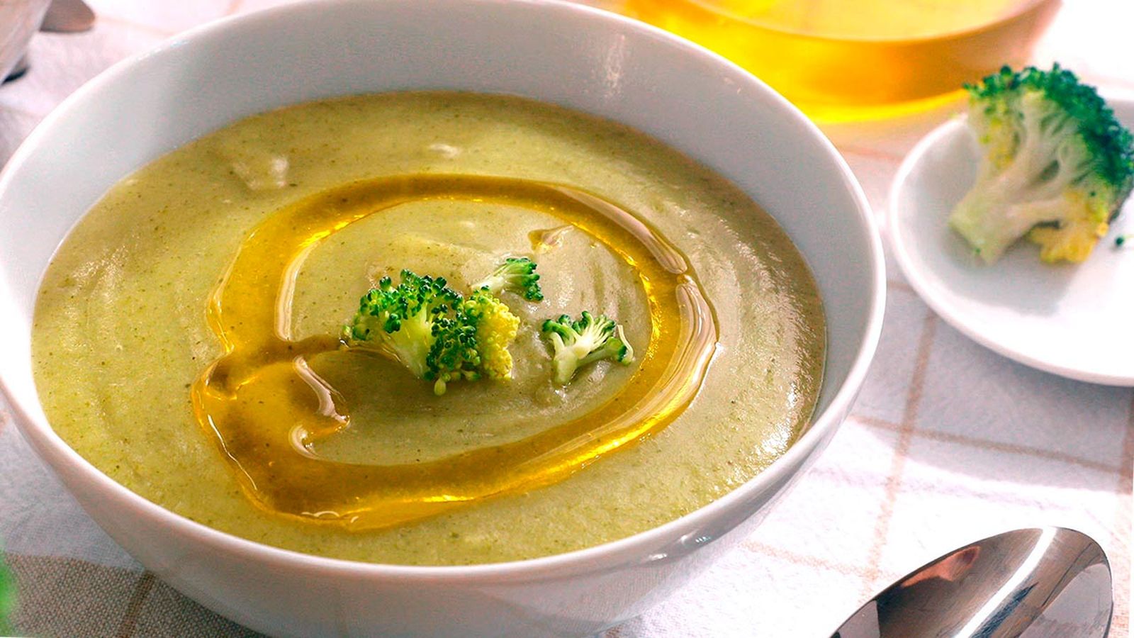 Disfruta de esta suave crema de brócoli, un plato reconfortante y nutritivo ideal para cualquier ocasión Disfruta de esta suave crema de brócoli, un plato reconfortante y nutritivo ideal para cualquier ocasión