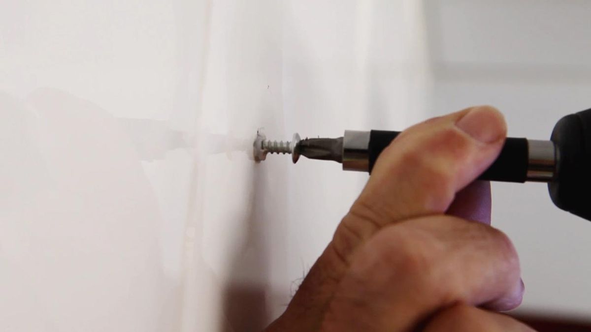 Cómo instalar un calefactor eléctrico de pared paso 6