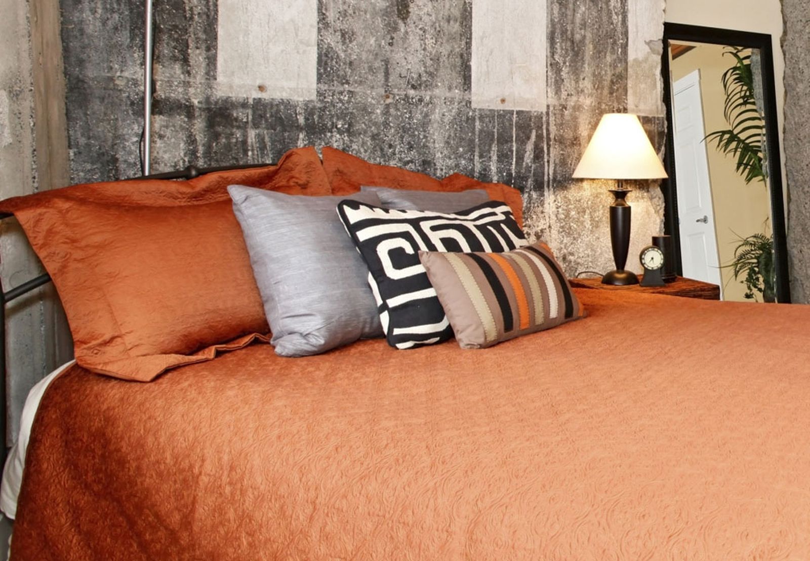 Dormitorio de estilo industrial cojines Dormitorio de estilo industrial cojines