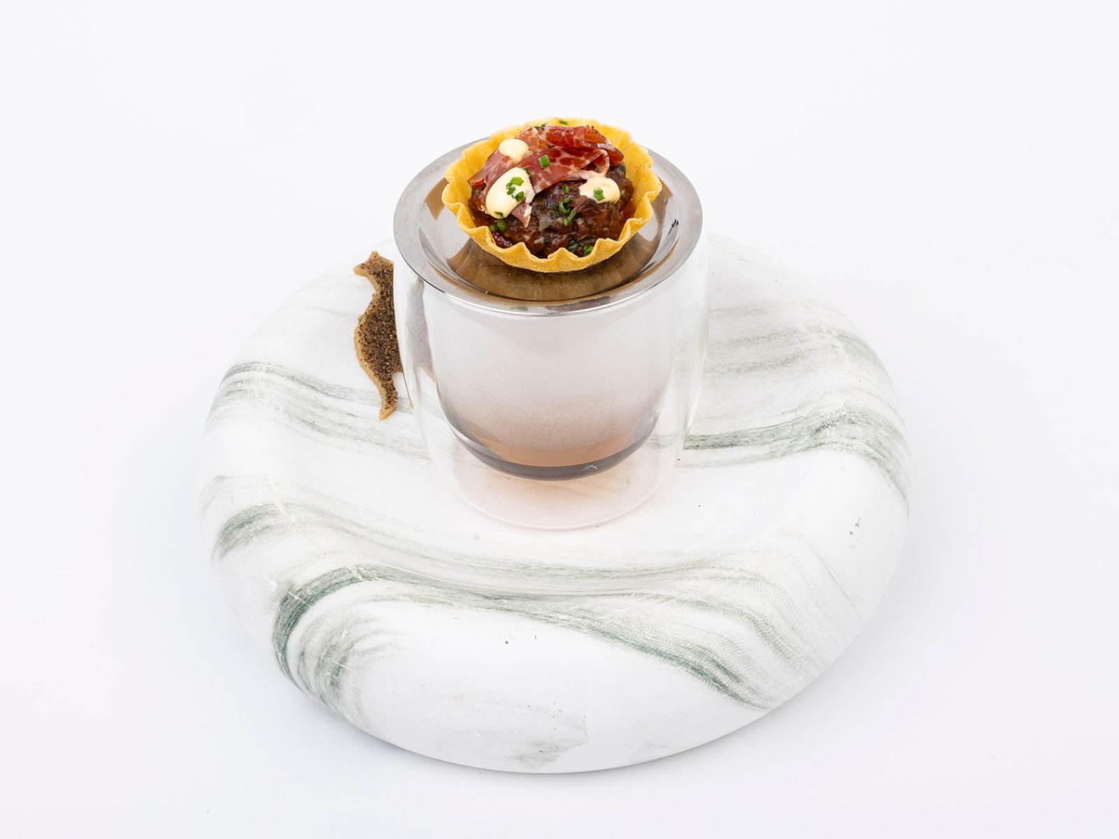 Humo bajo la tapa, la creación internacional ganadora, servida con su consomé aromático.