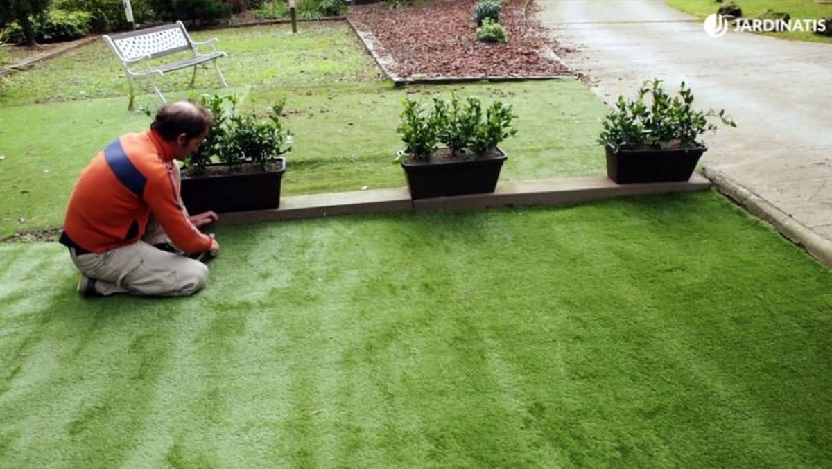 instalar césped artificial sobre tierra