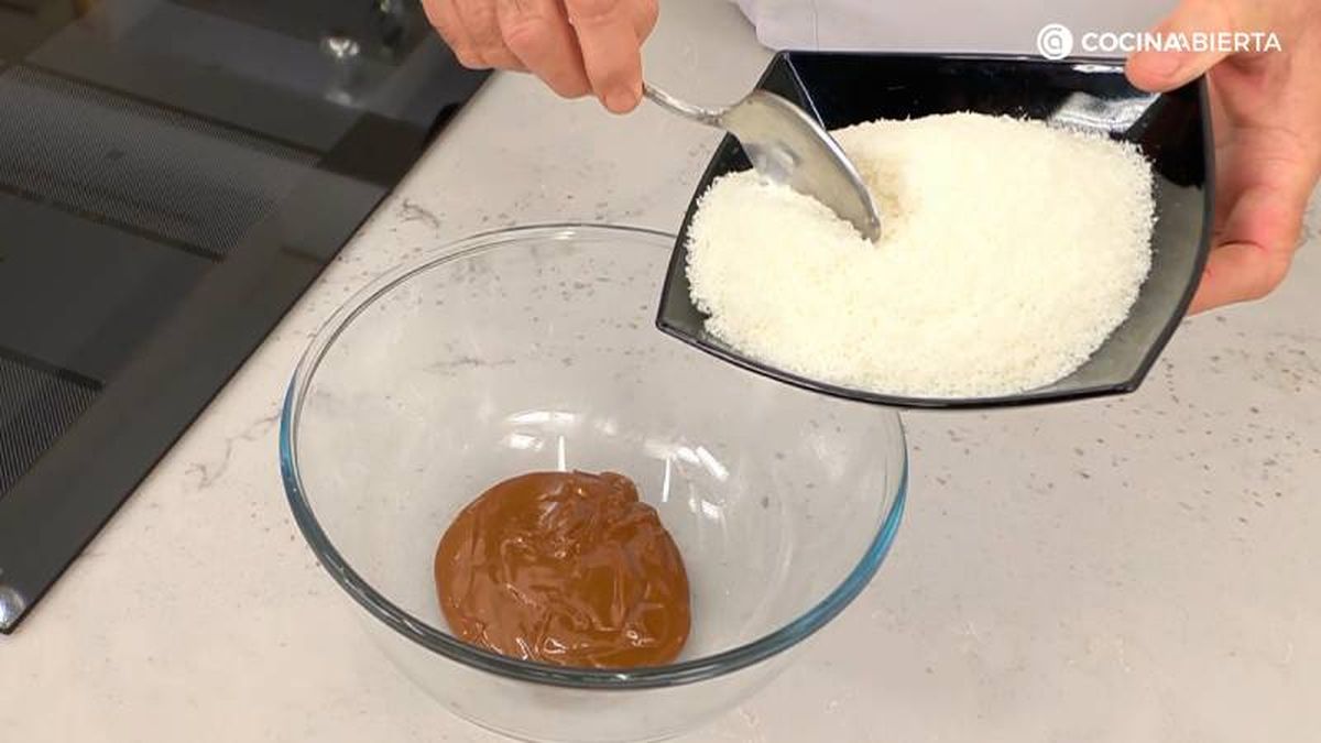 Añade coco rallado al dulce de leche