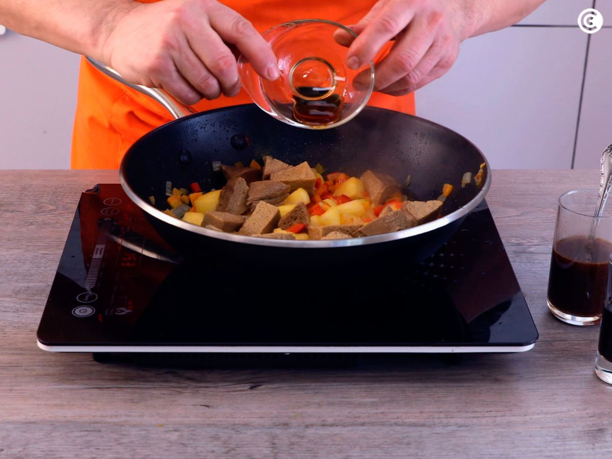 Agrega la salsa de soja y el miso al wok
