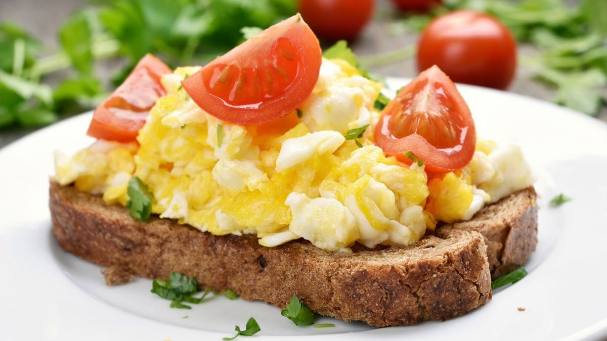 Tostada con huevos revueltos