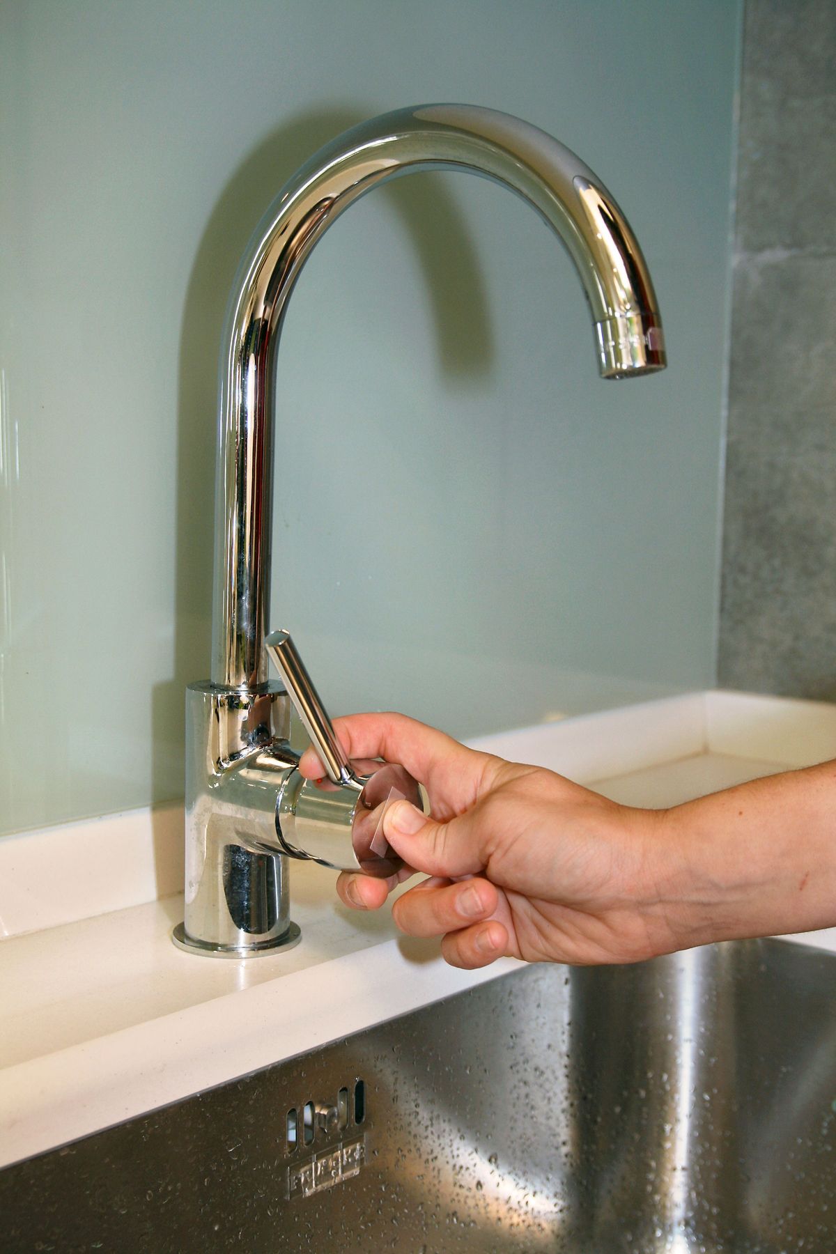 Puesta a punto de monomando de cocina paso 2