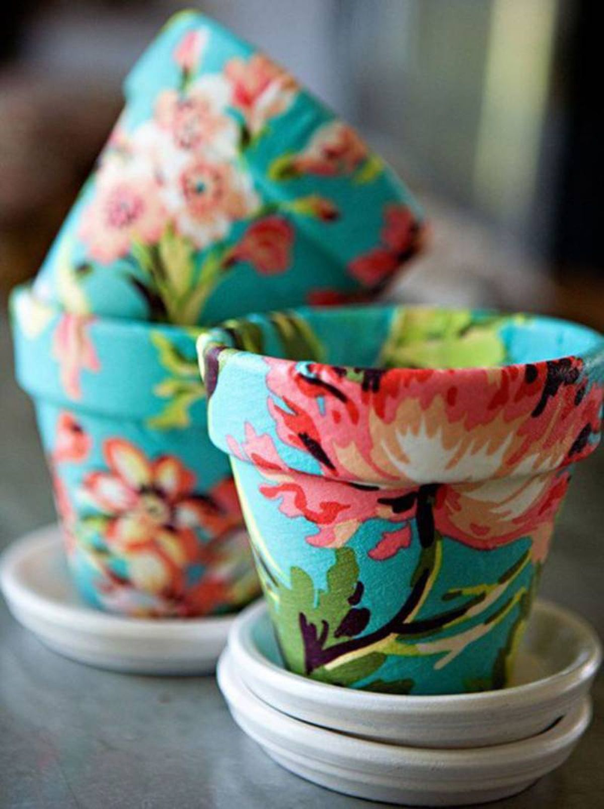 Maceta decorada con decoupage con papel floral. / Pinterest MIl Ideas.net
