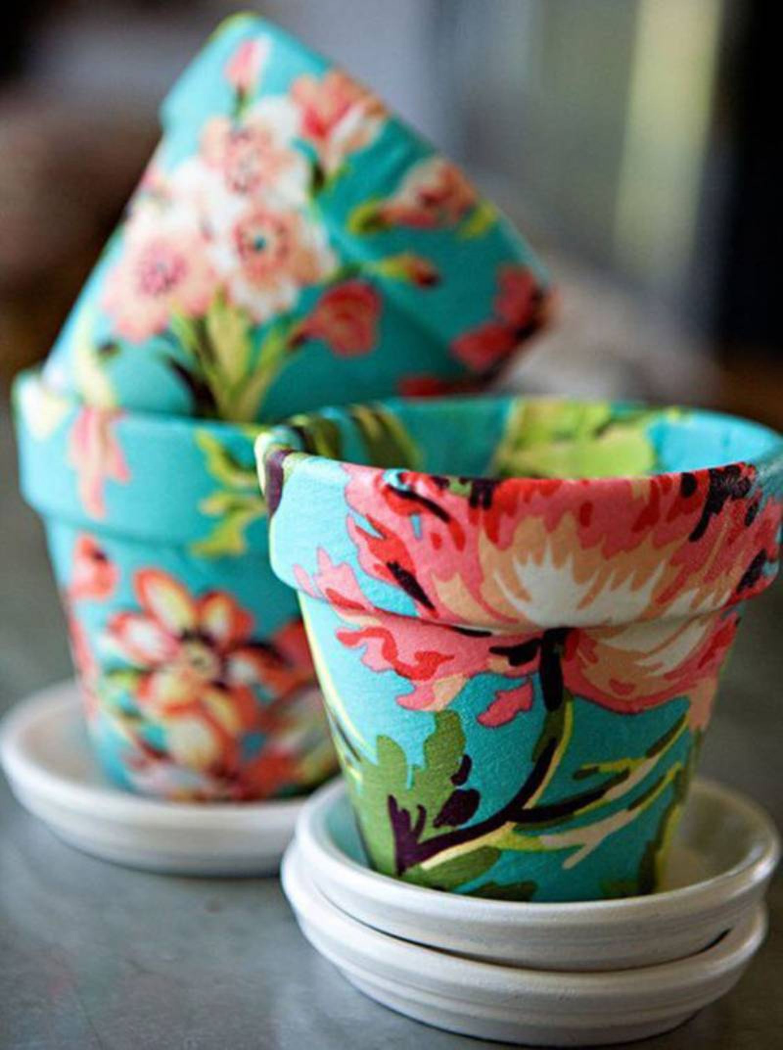 Maceta decorada con decoupage con papel floral. / Pinterest MIl Ideas.net Maceta decorada con decoupage con papel floral. / Pinterest MIl Ideas.net
