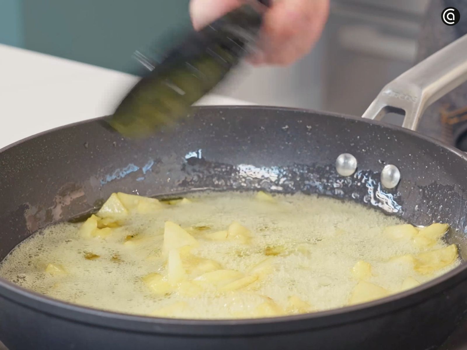 Fríe las patatas en abundante aceite Tortilla de patatas al horno - paso 1