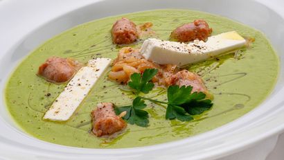 Crema de guisantes con bocaditos de salchicha