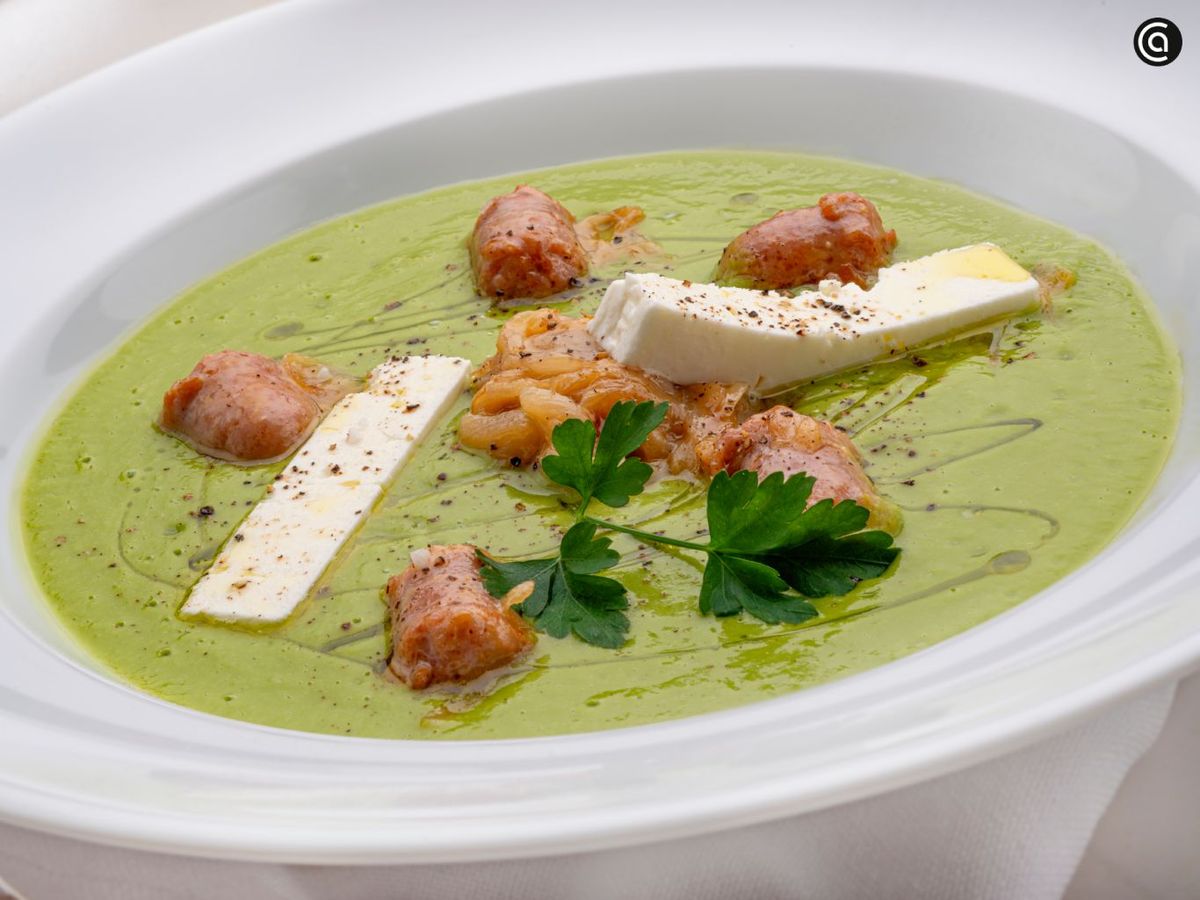 Crema de guisantes con bocaditos de salchicha, receta de Joseba Arguiñano