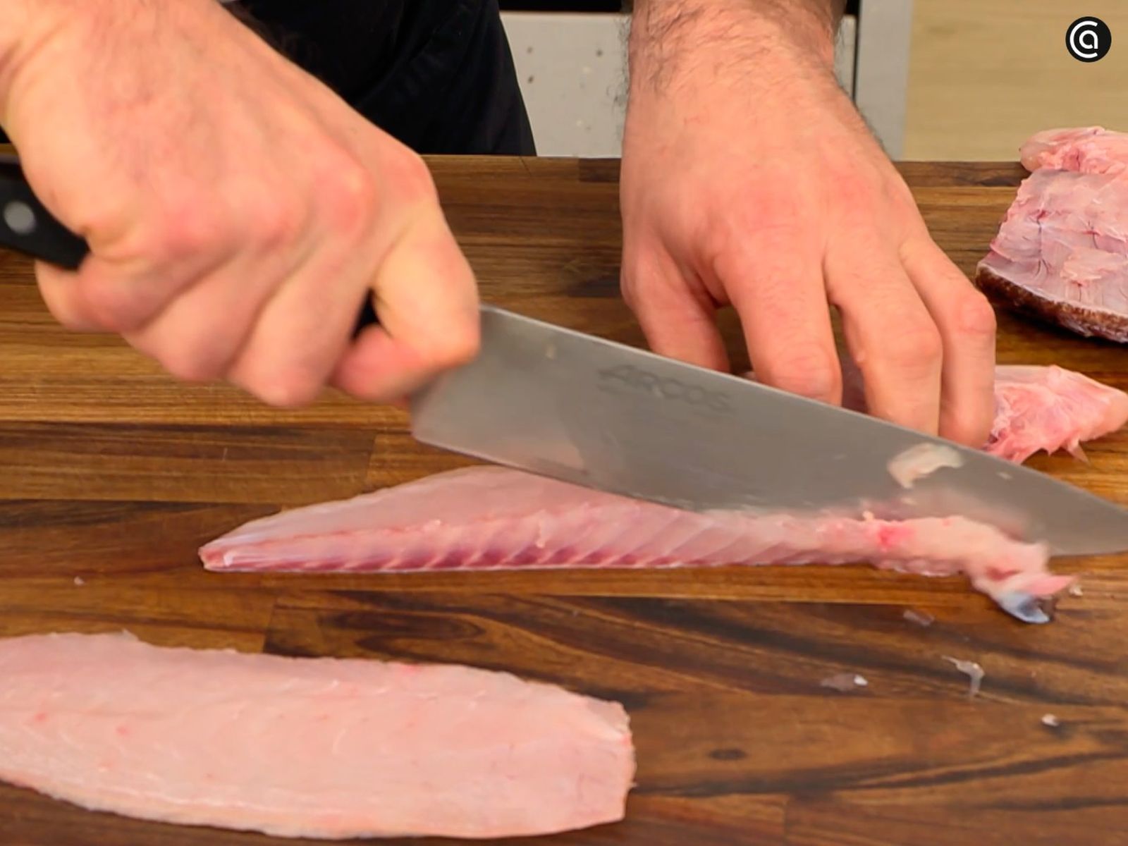 Retira la espina central del pescado