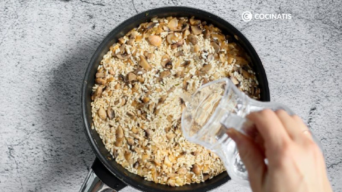 Añadimos el caldo caliente al arroz