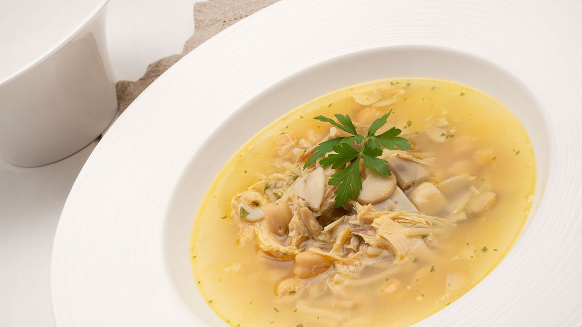 Aprovecha todas las partes del pollo asado preparando un reconfortante sopa