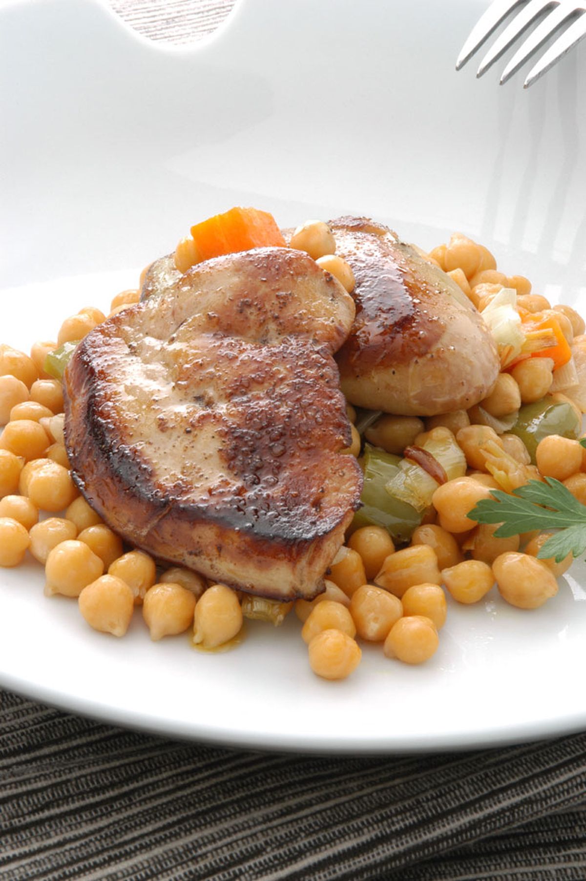 Garbanzos salteados con foie fresco