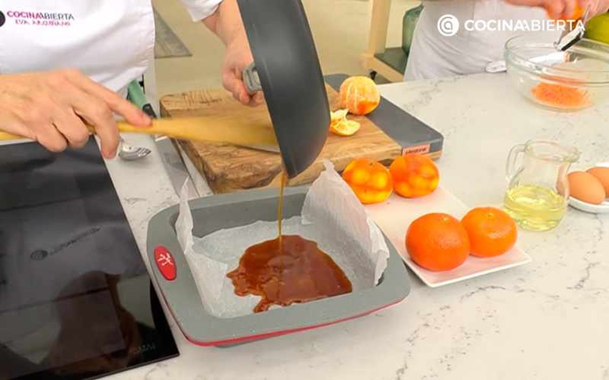 Cubre el molde con caramelo