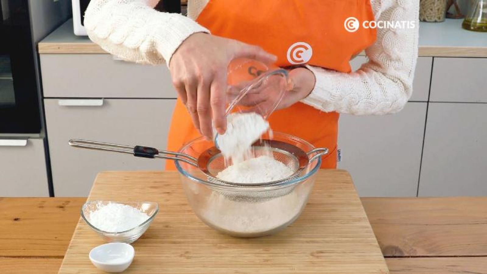 Añadimos en un bol las harinas y la levadura química Añadimos en un bol las harinas y la levadura química