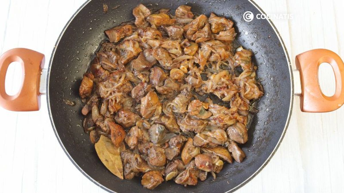 Cocinar los higaditos de pollo a fuego lento