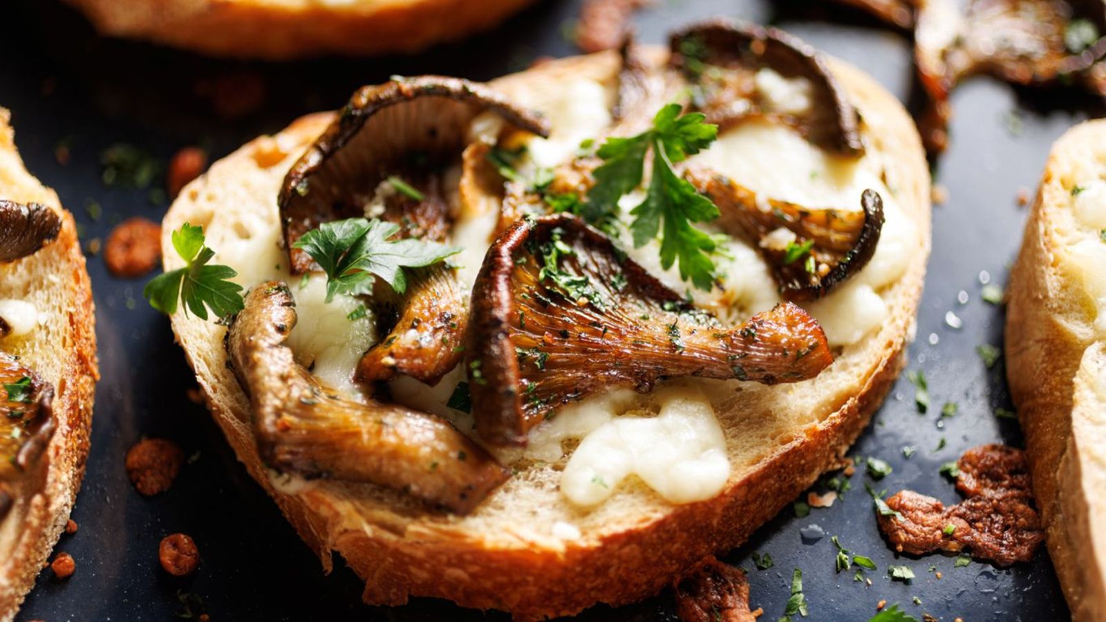 Tosta de níscalos y queso de cabra