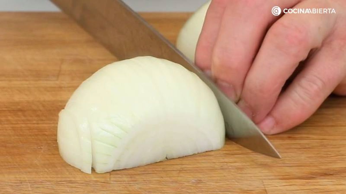 Pica los ajos y la cebolla y corta las zanahorias en rodajas