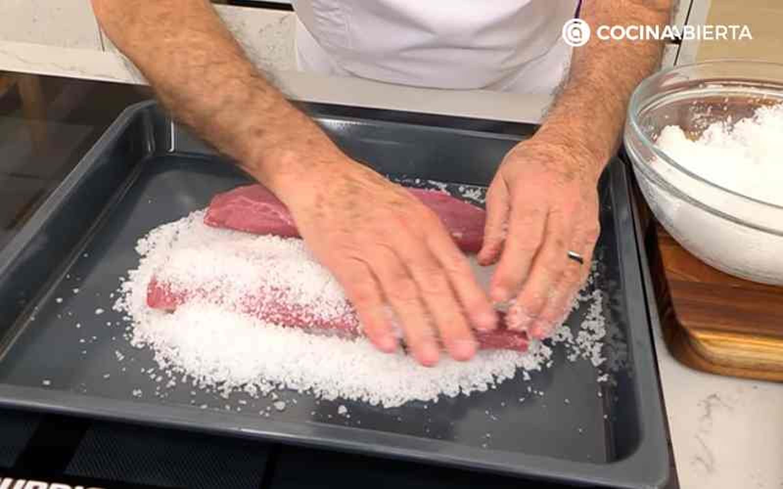 Cubre los solomillos con sal gruesa Cubre los solomillos con sal gruesa