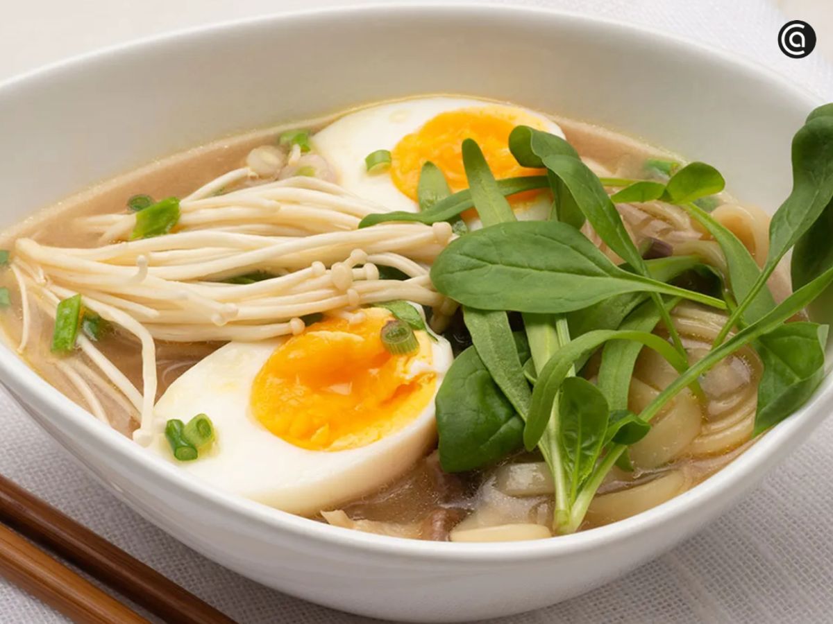 Ramen con setas y espinacas, un caldo reconfortante perfecto para los días fríos.