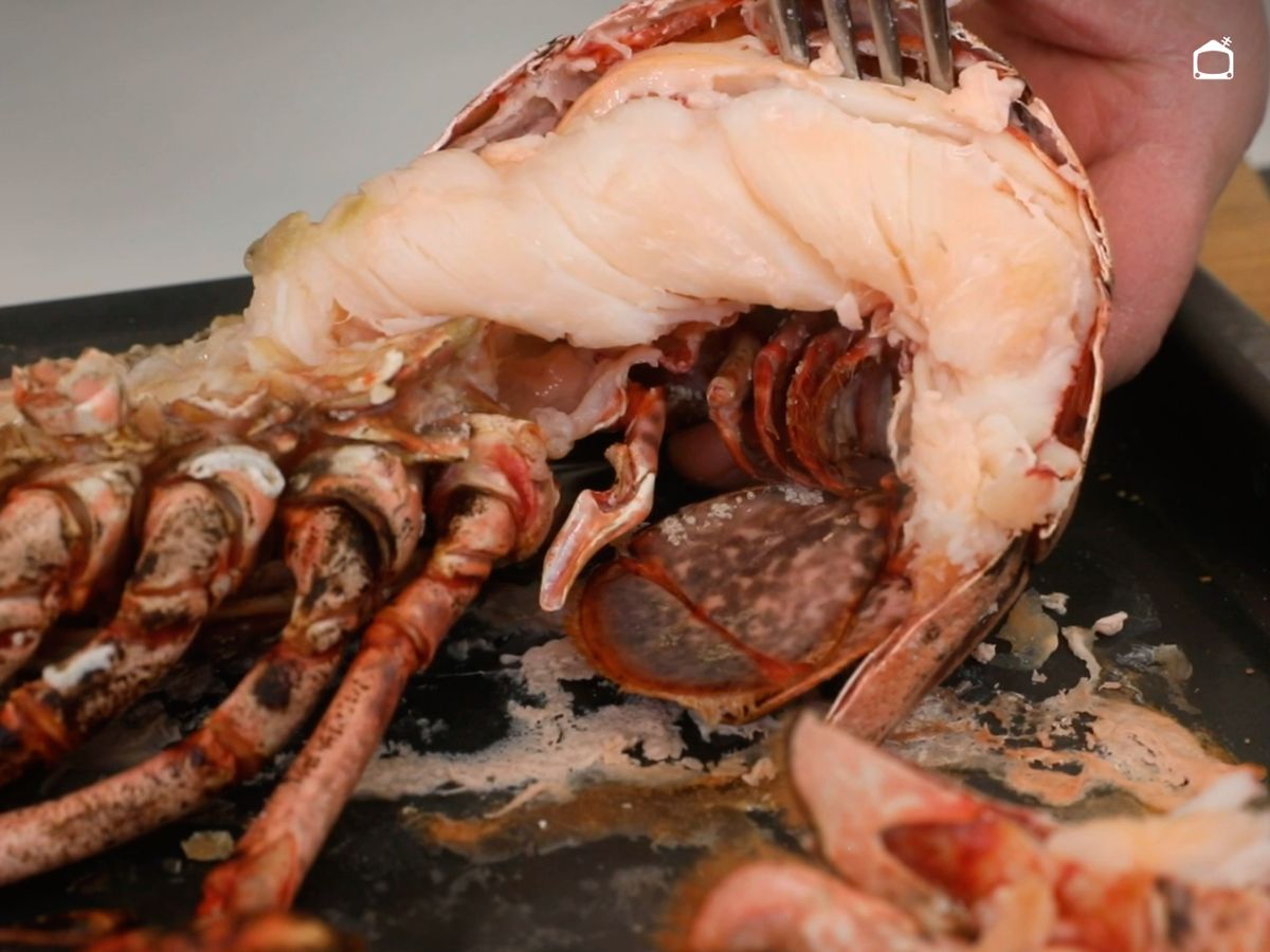 Retira la carne del bogavante