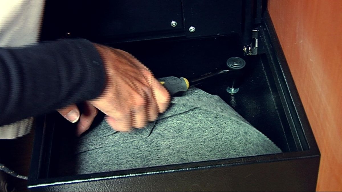 Instalar una caja fuerte en un armario paso 4