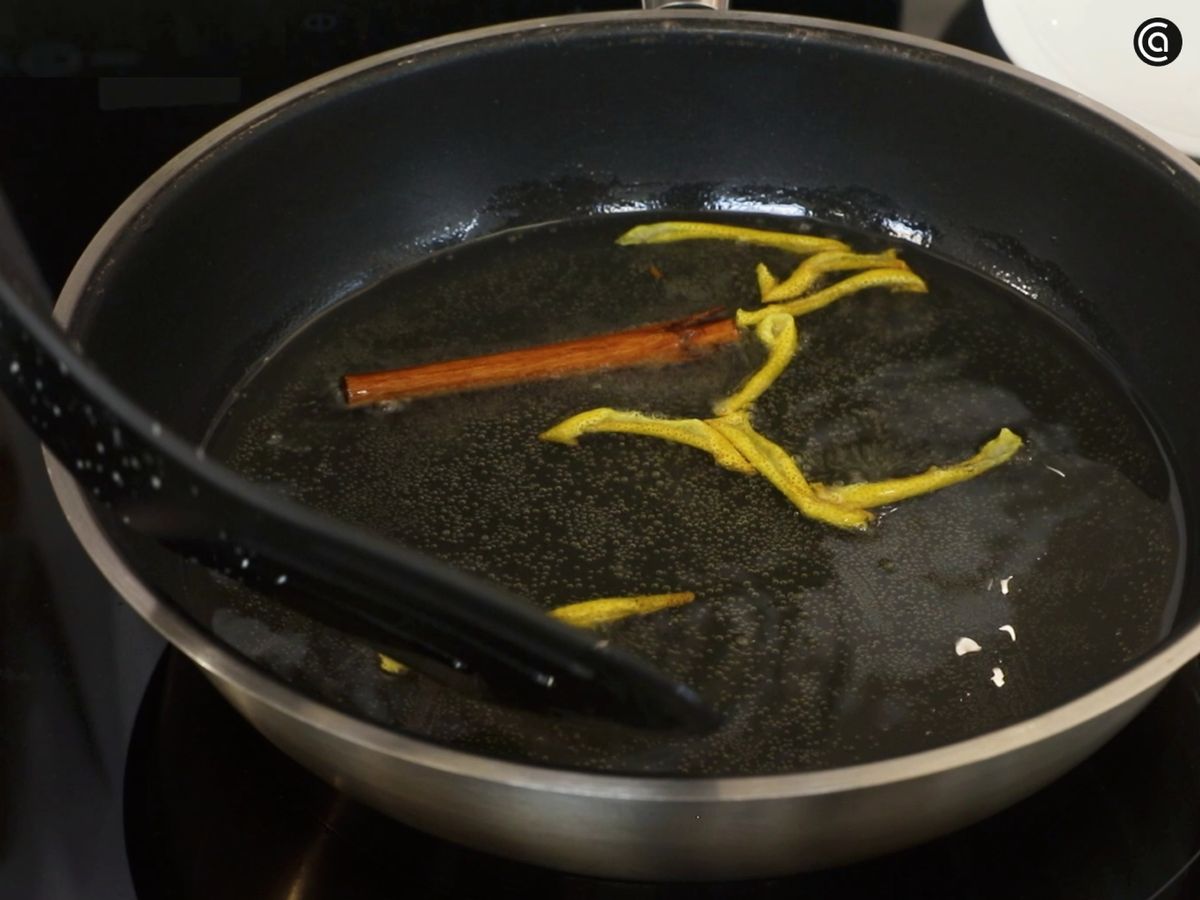 Aromatizar el aceite con canela y piel de limón para lograr unas torrijas de café con un sabor único