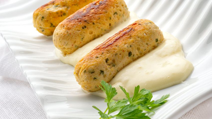 Salchichas caseras de pollo con puré de patata, receta deliciosa de Joseba Arguiñano