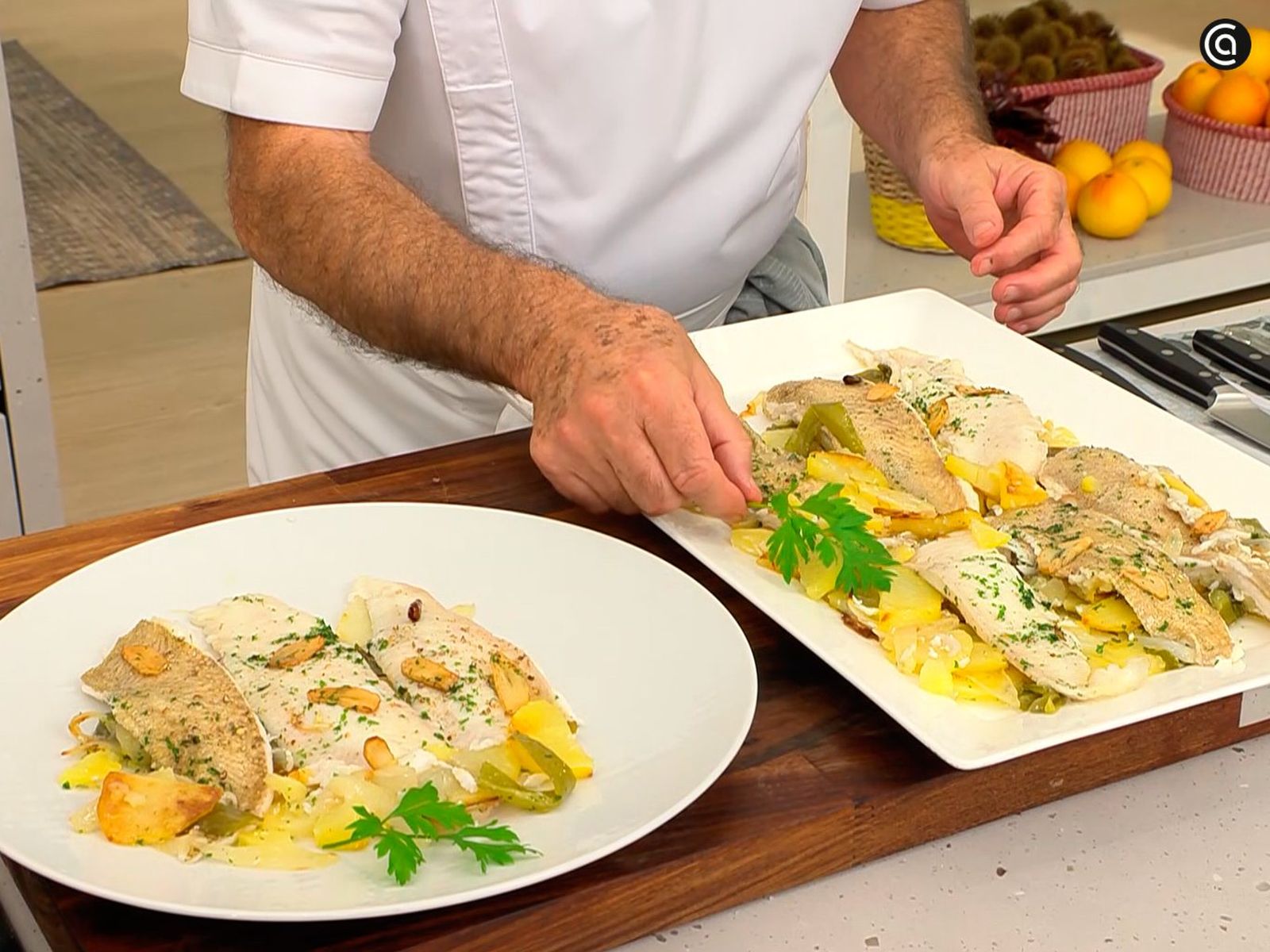 Acompaña los filetes de gallo al horno con unas patatas panadera Acompaña los filetes de gallo al horno con unas patatas panadera