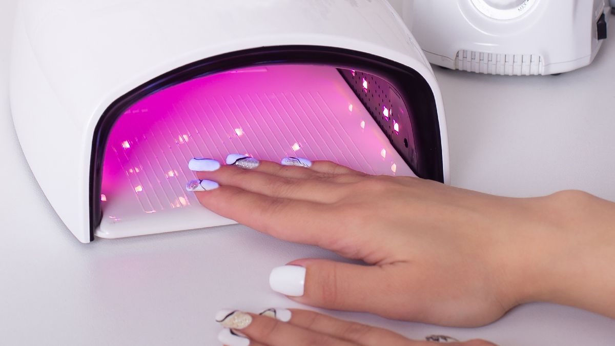 El gel requiere una lámpara UV o LED para endurecerse