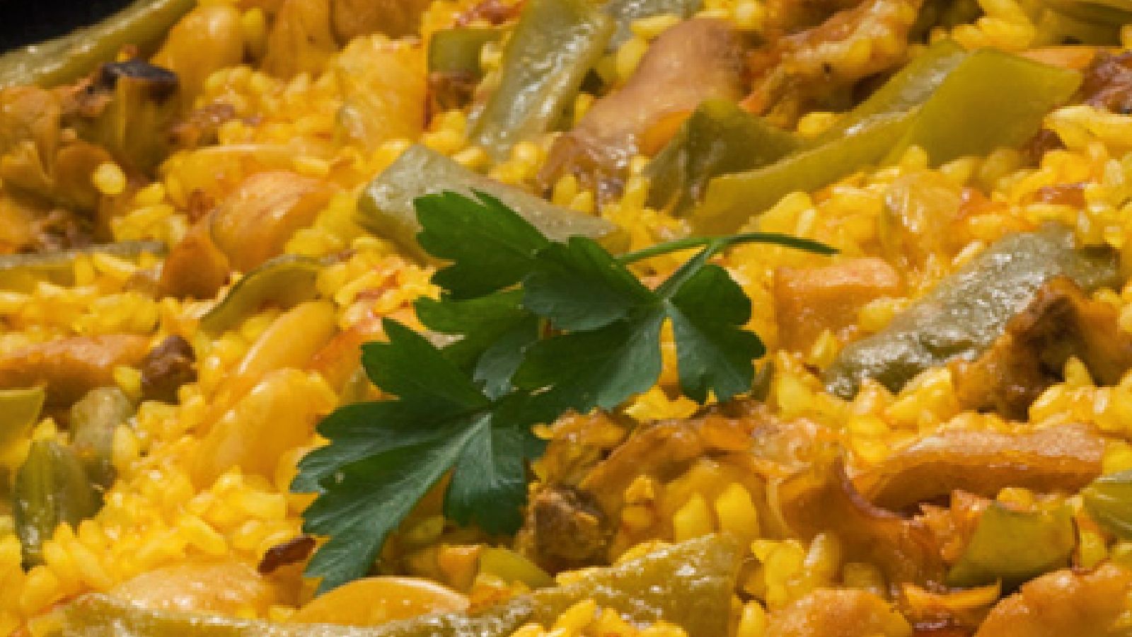 Una buena paella valenciana se disfruta mejor compartida y directamente de la paellera