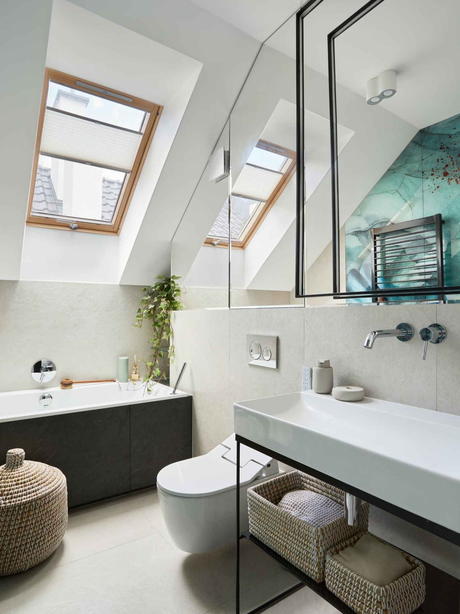 Baño de un piso pequeño con muebles prácticos.