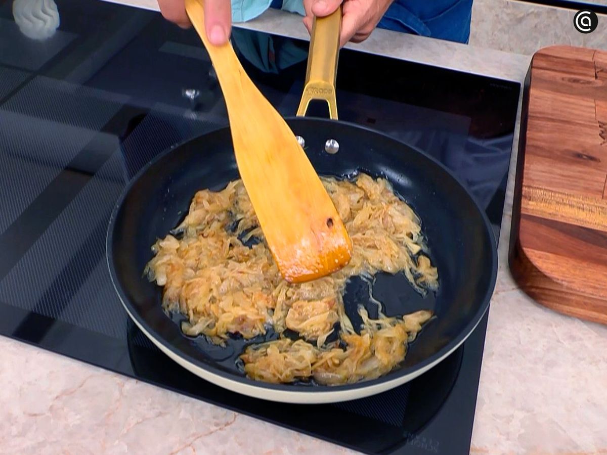 Pochar la cebolla para acompañar el bonito
