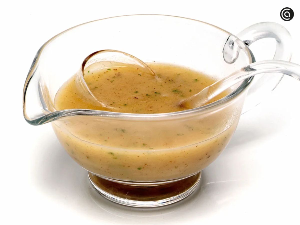 Salsa velouté elaborada con caldo y mantequilla, un clásico que acompaña carnes, aves y hojaldres salados.