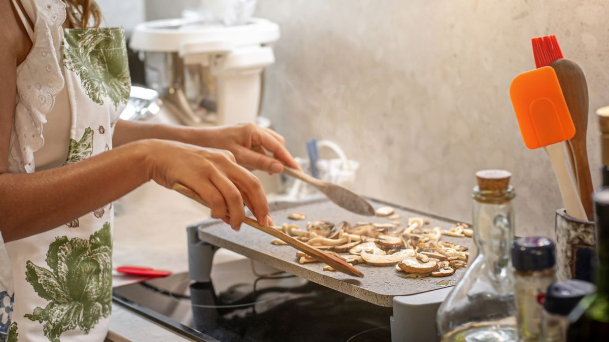 Las planchas eléctricas también acumulan grasa: limpiarlas con hielo es rápido y seguro.