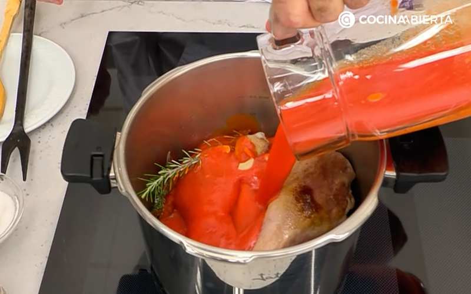 Vierte la salsa de pimientos rojos Vierte la salsa de pimientos rojos