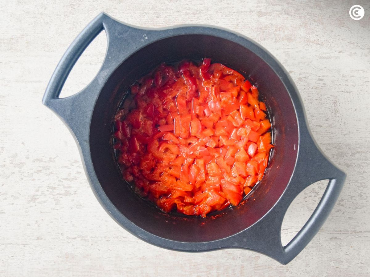 Cocer el pimiento rojo para hacer la mermelada