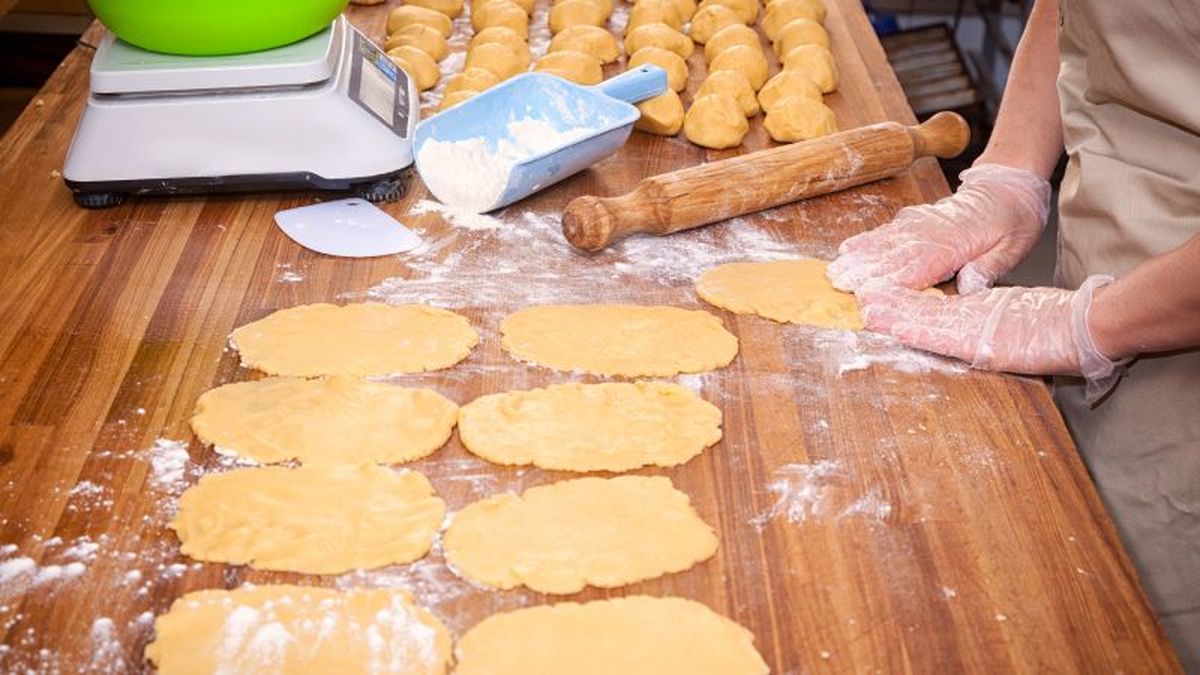 Repostera trabajando la masa de bartolillos