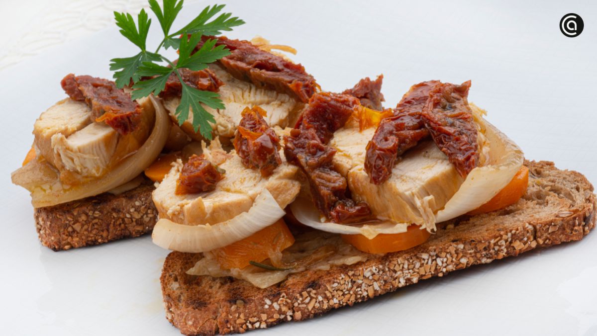 Tostas con pollo en escabeche, ideales para un aperitivo fresco.
