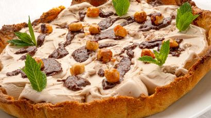 Tarta helada de avellana y praliné, receta de Eva Arguiñano