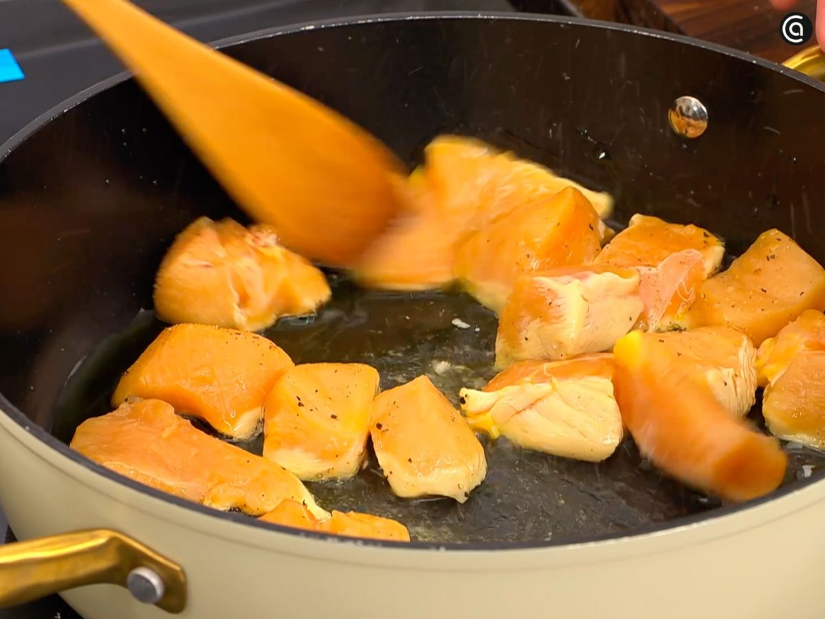 Corta la pechuga de pollo en dados, salpimiéntalos y dóralos