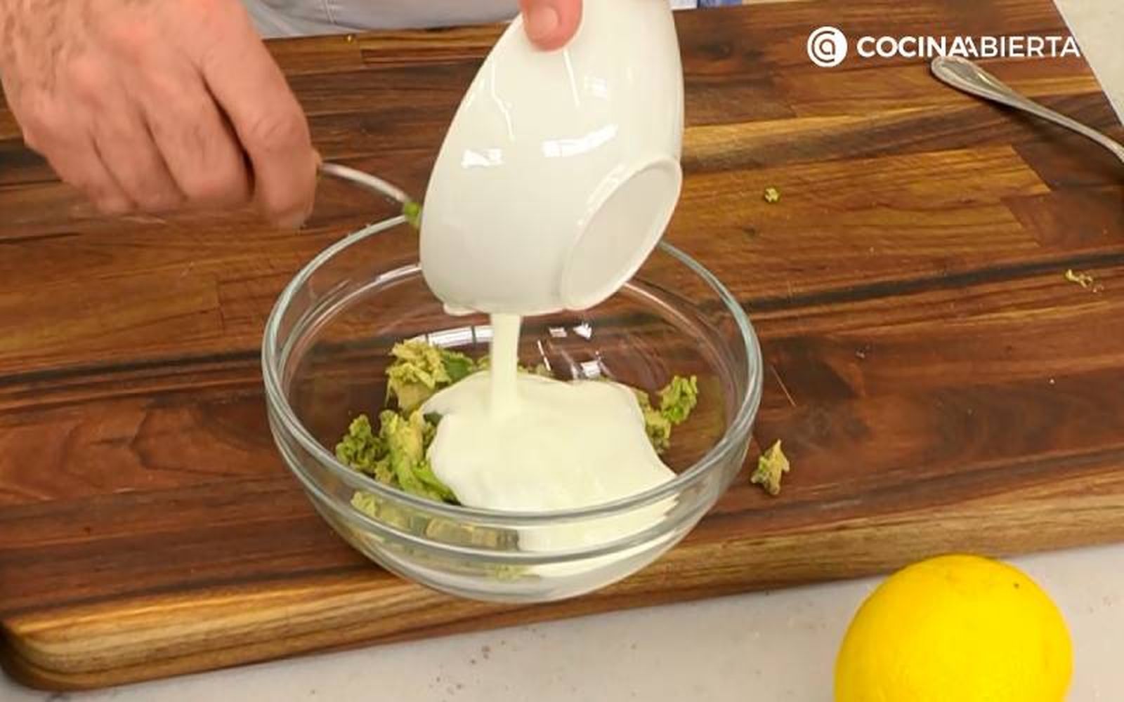 Elaboración de la receta de boniato con pollo y verduras - Prepara la salsa de aguacate y yogur Elaboración de la receta de boniato con pollo y verduras - Prepara la salsa de aguacate y yogur