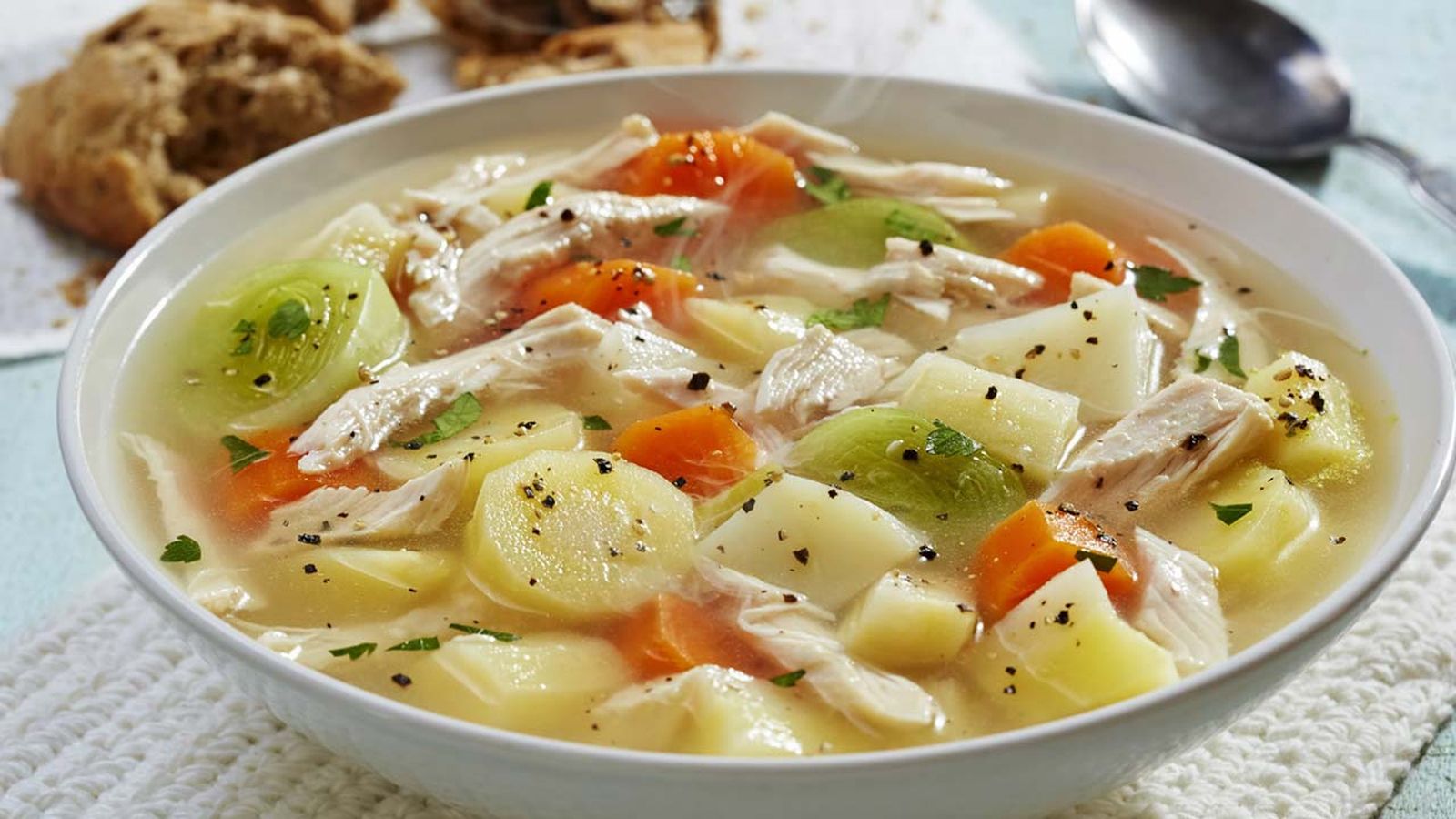 La sopa de verduras y pollo es un plato perfecto para los días más fríos La sopa de verduras y pollo es un plato perfecto para los días más fríos