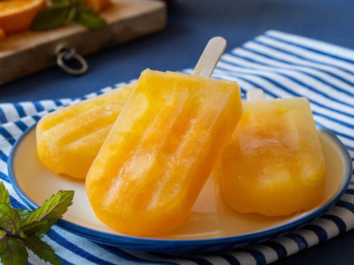 Polos caseros de naranja: el clásico de zumo natural para un verano más saludable.