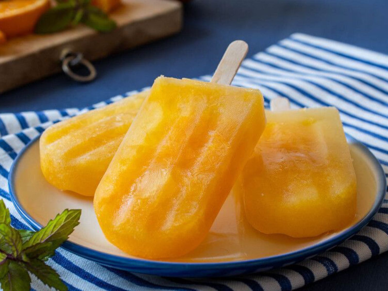 Polos caseros de naranja: el clásico de zumo natural para un verano más saludable.